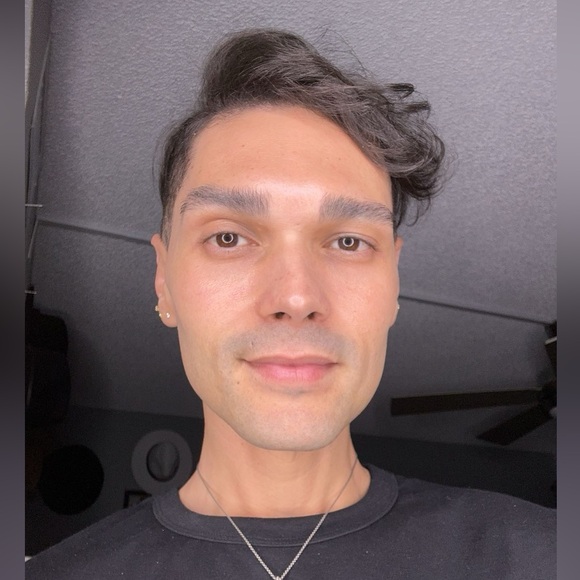 Meet your Posher, Giovanny. Create bundles and save more. - Picture 1 of 1